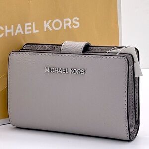 MICHAEL KORS Medium Saffiano Leather Bifold Zip CN Wallet
PEARL GREY